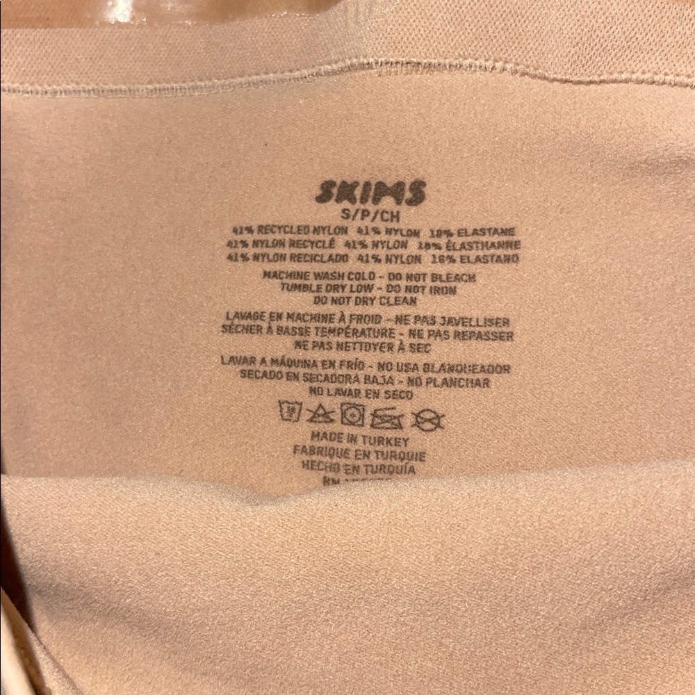 SKIMS Clay Shapewear HIGH-WAISTED THONG - Picture 4 of 4